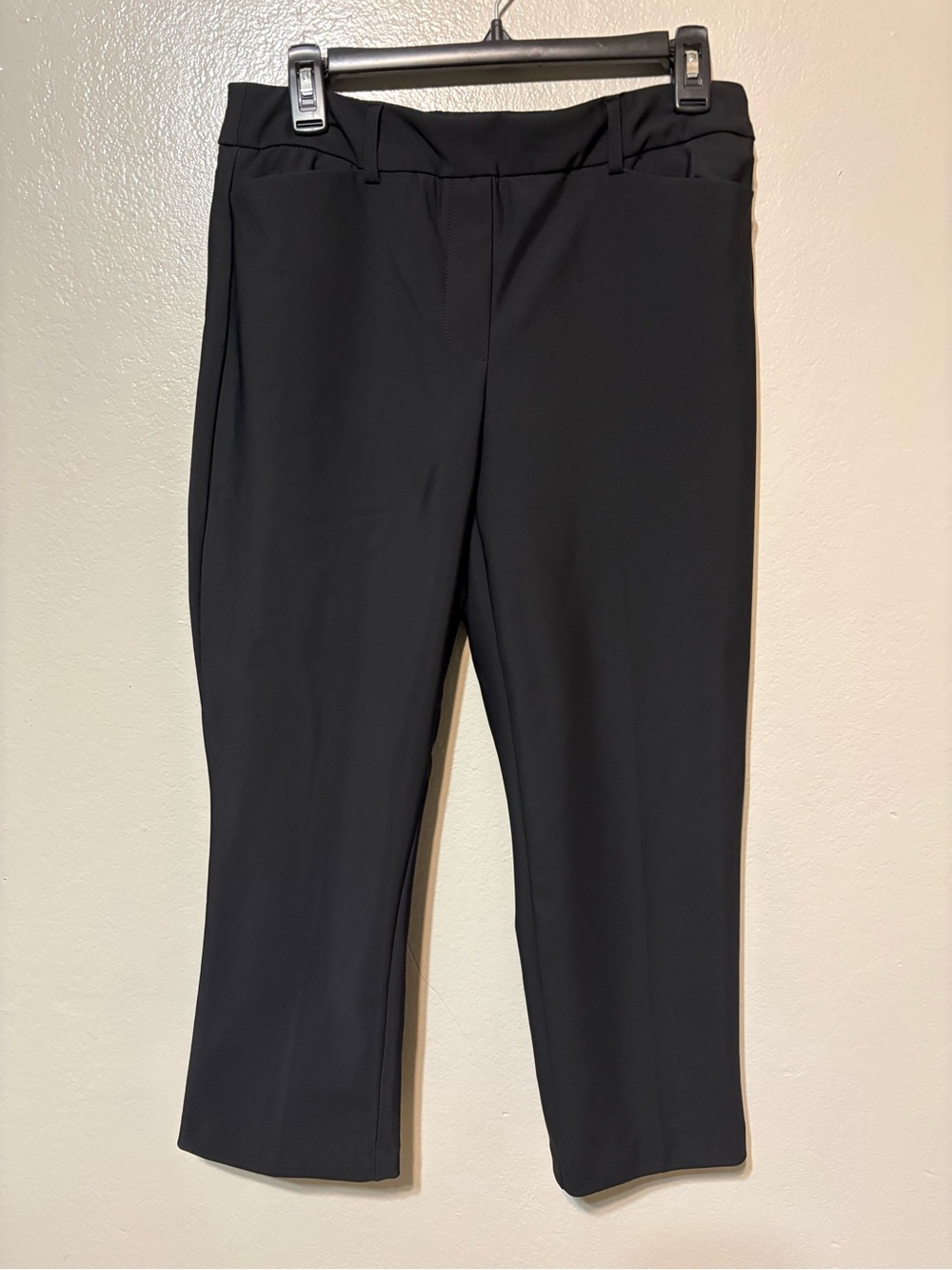 Comfortable & cute Women’s Black Cropped Pants Size M